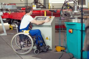 Usuario de silla de ruedas trabajando en espacio industrial