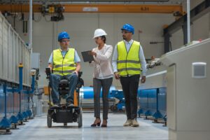 Trabajo en espacios industriales, incluye usuario de silla de ruedas eléctrica